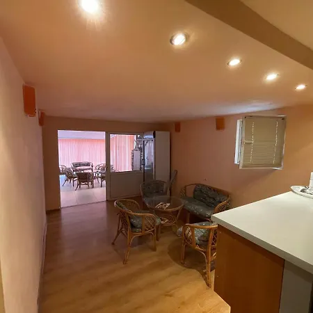 Orange House בית הארחה 3*