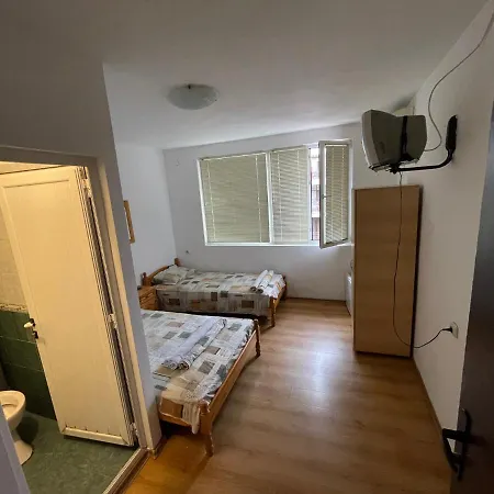 Orange House בית הארחה